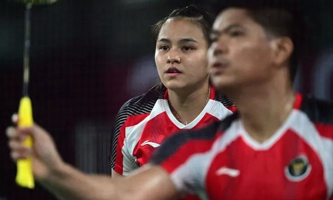 					Melati Daeva Oktavianti melihat ke samping pasangannya, Praveen Jordan dalam pertandingan penyisihan grup bulu tangkis ganda campuran saat mereka melawan Simon Wing Hang Leung dan Gronya Somerville dari Australia pada Olimpiade Tokyo 2020 di Musashino Forest Sports Plaza di Tokyo, Jepang (24/7/2021). ANTARA/AFP/Pedro Pardo/aa.