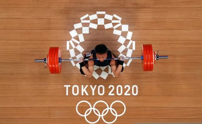 					Lifter Indonesia Rahmat Erwin Abdullah melakukan angkatan di saat laga grup B angkat besi kelas 73 kg putra Olimpiade Tokyo 2020, di Tokyo International Forum, Tokyo, Jepang, Rabu (28/7/2021). Rahmat memimpin Grup B di nomor 73 kg putra dengan total angkatan 342 kg. ANTARA FOTO/Pool via REUTERS/Chris Graythen/foc.