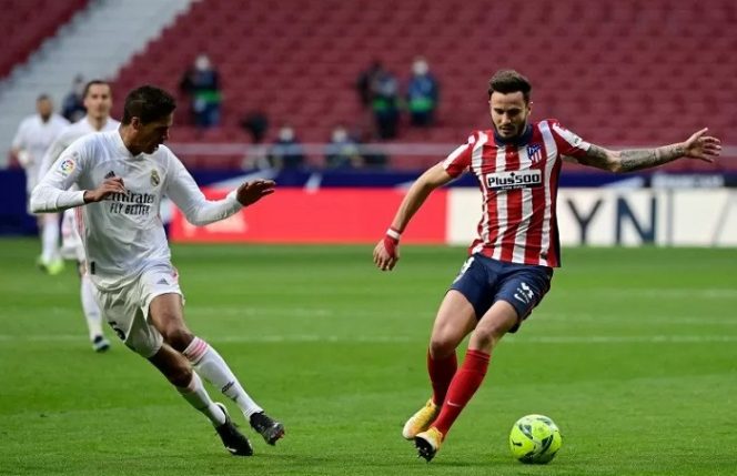 					Pemain belakang Real Madrid asal Prancis Raphael Varane (kiri) membayangi pemain Atletico Madrid Saul Niguez dalam pertandingan di Wanda Metropolitano stadium di Madrid 7 Maret 2021. (ANTARA/AFP/JAVIER SORIANO)