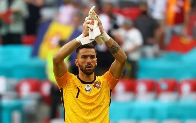 					Kiper tim nasional Portugal Rui Patricio menyapa suporter selepas pertandingan Grup F Euro 2020 melawan Jerman di Stadion Allianz Arena, Muenchen, Jerman, Sabtu (19/6/2021), yang baru saja resmi diumumkan diboyong oleh klub Italia AS Roma dari Wolverhampton. ANTARA/REUTERS/POOL/Kai Pfaffenbach.
