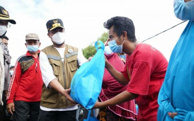 					Plt Gubernur Sulsel Serahkan Bantuan Bagi Korban Terdampak Banjir Jeneponto