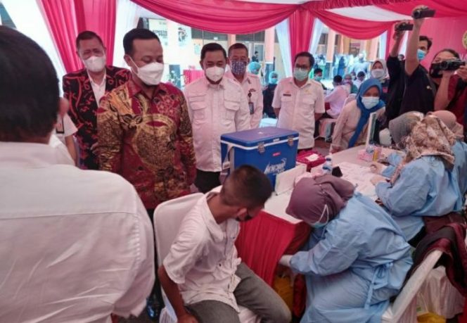 					Taati Prokes, 1250 Pelajar SMK/SMA di Makassar Ikuti Vaksinasi Tahap Pertama