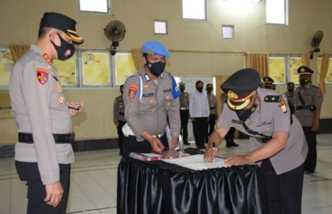 					Kapolres Bone Resmi Lantik Kompol Syamsualam sebagai Kabag SDM Bersama Pejabat Lainnya