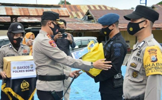 					Polres Bone Gelar Baksos Bantu Masyarakat Terdampak Covid-19 di Kota Watampone