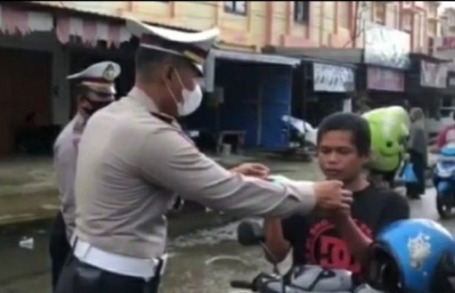 					Satlantas Polres Bone bagi Takjil ke Kaum Dhuafa