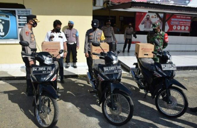 					Kapolres Bone Serahkan Hadiah Sepeda Motor ke Tiga Pilar Desa Panyili