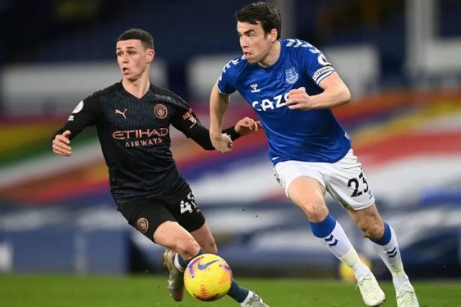 					Pemain Everton Seamus Coleman (kanan) beraksi dengan pemain Manchester City Phil Foden (kanan) di laga lanjutan Liga Inggris antara Everton melawan Manchester City di Goodison Park, Liverpool. (17/2/2021). ANTARA/Pool via REUTERS/Michael Regan.