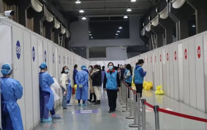 					Para petugas medis bersiap menyambut kedatangan warga negara asing yang hendak disuntik vaksin COVID-19 dosis pertama di bilik-bilik semipermanen yang didirikan di areal Museum Chaoyang Park, Beijing, China, Selasa (23/3/2021). ANTARA FOTO/M. Irfan Ilmie/21 (ANTARA/M. Irfan Ilmie)