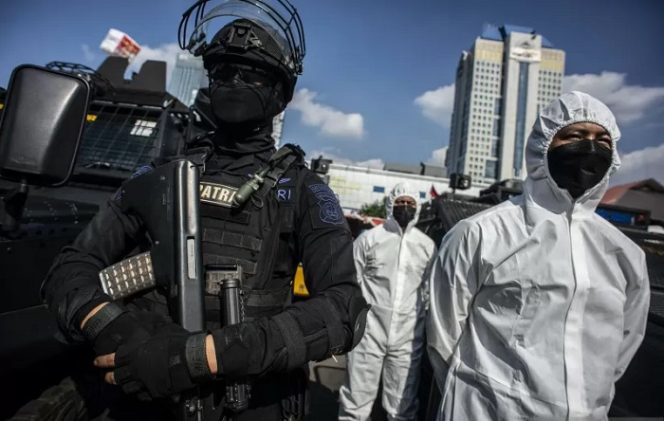 					Personel Brimob berbaju hazmat mengikuti apel gelar pasukan di Polda Metro Jaya, Jakarta, Jumat (2/7/2021). Apel gabungan antara Polri, TNI dan unsur Pemprov DKI Jakarta itu dalam rangka Operasi Kontijensi Aman Nusa-II Penanganan COVID-19 tahun 2021. ANTARA FOTO/Aprillio Akbar/wsj.