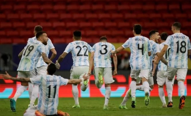 					Arsip - Reaksi para pemain Argentina setelah menang adu penalti lawan Kolombia di semifinal Copa America 2021 di Estadio Mane Garrincha, Brasilia, Brazil, 7 Juli 2021. ANTARA/REUTERS/Ueslei Marcelino