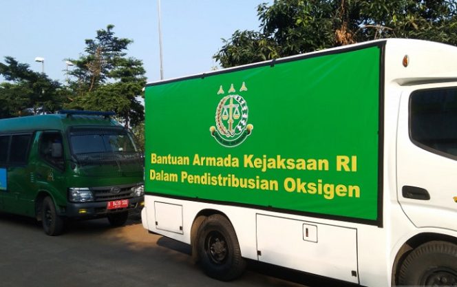 					Kejaksaan Tinggi DKI Jakarta mengerahkan dua mobil dinas untuk mengantar jemput tabung oksigen ke agen di RSUD Pasar Minggu, Jakarta, Rabu (7/7/2021). (ANTARA/Dewa Ketut Sudiarta Wiguna)