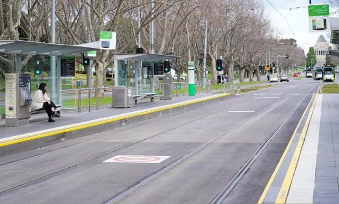 					Seorang penumpang duduk di halte trem di jalan pusat kota yang hampir kosong pada hari pertama penguncian saat negara bagian Victoria berusaha membatasi penyebaran penyakit virus korona (COVID-19) di Melbourne, Australia, Jumat (16/7/2021). ANTARA FOTO/REUTERS/Sandra Sanders/aww/cfo.