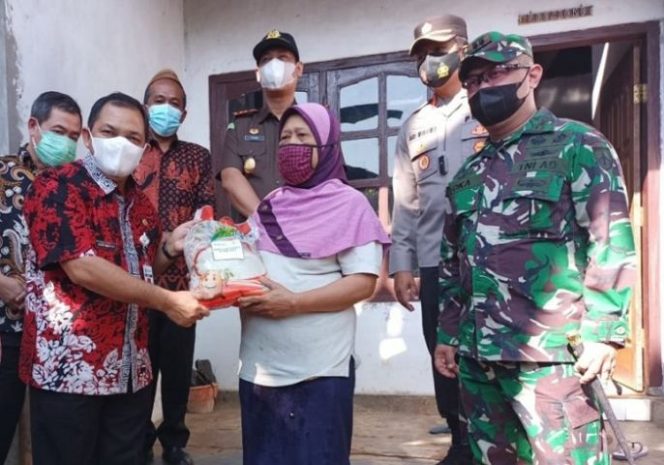 					Penyaluran bantuan beras ditandai dengan penyerahan secara simbolis oleh Bupati Semarang Ngesti Nugraha kepada perwakilan warga, Kamis (29/7/2021).