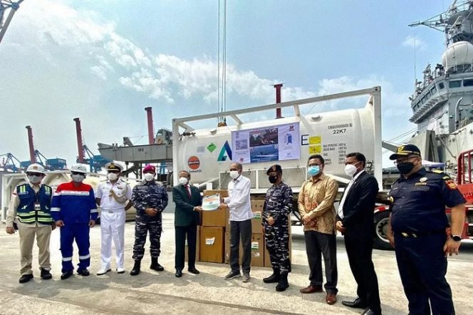 					Indonesia menerima bantuan Pemerintah India untuk penanganan pandemi COVID-19, yakni berupa 300 unit konsentrator oksigen dan 100 metrik ton (MT) oksigen cair medis di pelabuhan Tanjung Priok pada pada Sabtu (24/7/2021). (ANTARA/HO-Kemenlu RI)