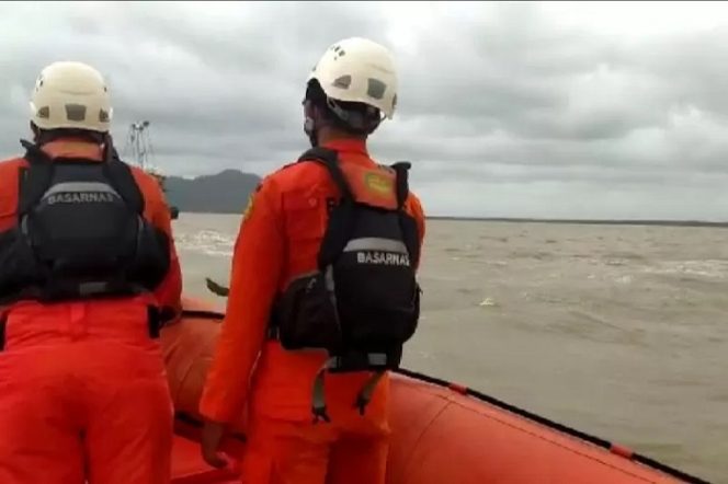 					Kantor Search dan Rescue (SAR) atau Pencarian dan Pertolongan Pontianak, Kalbar saat ini sedang membantu pencarian dua kapal motor (KM) nelayan beserta ABK yang tenggelam di lokasi berbeda dampak cuaca buruk sejak Selasa malam (14/7). (Foto ANTARA/HO)