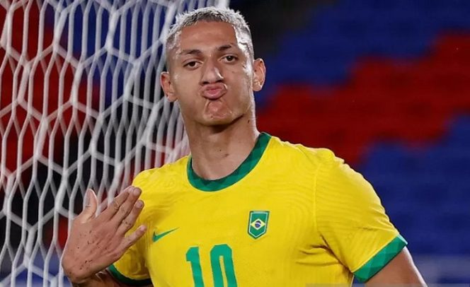 					Pemain Brazil Richarlison melakukan selebrasi usai mencetak gol ketiganya ke gawang Jerman pada pertandingan babak penyisihan Grup D Olimpiade Tokyo 2020 di Stadion Internasional Yokohama, Jepang, Kamis (22/7/2021). Brasil menang atas Jerman dengan skor 4-2. ANTARA FOTO/REUTERS/Phil Noble/wsj.