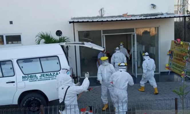 					Proses pengantaran jenazah bupati Lembata Eliazer Yentji Sunur dari RS Siloam menuju bandara El Tari Kupang, Minggu (18/7). ANTARA/Ho.