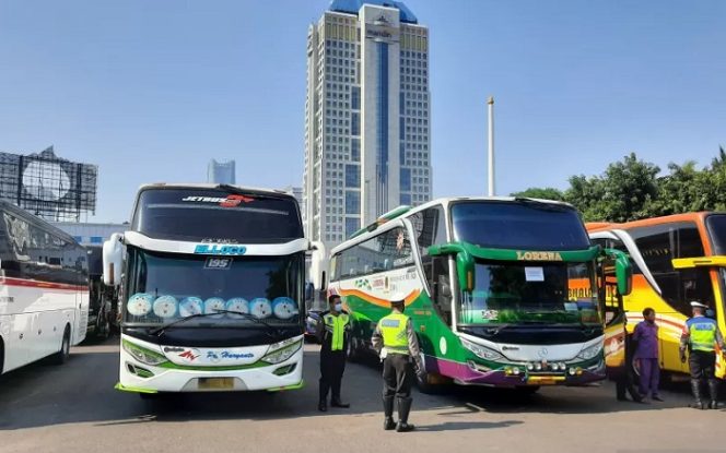 					Polda Metro Jaya menghadirkan 36 bus AKAP yang melanggar ketentuan PPKM Darurat dalam rilis di Mapolda Metro Jaya, Jakarta, Sabtu (17/7/2021). ANTARA/Yogi Rachman.