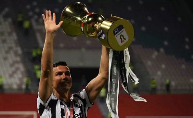 					Pemain Juventus Cristiano Ronaldo mengangkat trofi Coppa Italia musim ini di Stadion Mapei, Italia, Kamis (20/5/2021). Juventus menang 2-1 atas Atalanta di partai final. ANTARA FOTO/AFLO via Reuters/Maurizio Borsari/rwa.