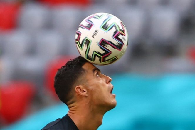 					Bintang Portugal Cristiano Ronaldo melakukan pemanasan sebelum pertandingan penyisihan Group F Euro 2020 antara Portugal vs Jerman di Football Arena Munich, Jerman, pada 19 Juni 2021 (ANTARA/Pool via REUTERS/KAI PFAFFENBACH)