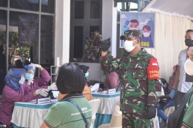 					Komandan Kodim 0716/Demak Letkol Arh Mohamad Ufiz meninjau pelaksanaan Serbuan Vaksinasi Kodam IV/Diponegoro di wilayah Kodim 0716/Demak, Selasa (6/7/2021).