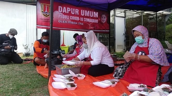 					Wakil Wali Kota Semarang Hevearita Gunaryanti Rahayu saat ikut menyiapkan makanan siap saji di dapur umum.