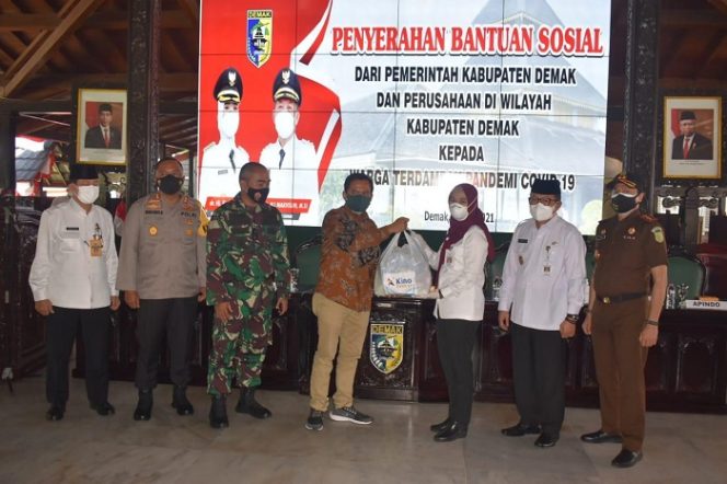 					Pengusaha di Demak Berikan Bantuan ke Warga Terdampak Covid-19