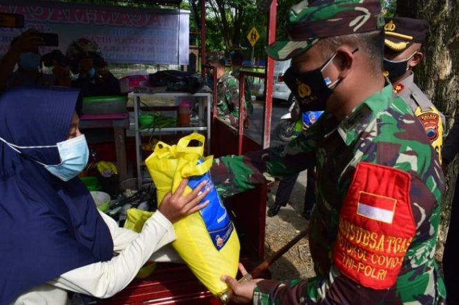 					Komandan Kodim 0716/Demak Letkol Arh M Ufiz dan Kapolres Demak AKBP Andhika Bayu Adittama membagikan bantuan berupa bingkisan kepada masyarakat terdampak Covid-19 di wilayah Kabupaten Demak, Jawa Tengah, Jumat (16/7/2021).