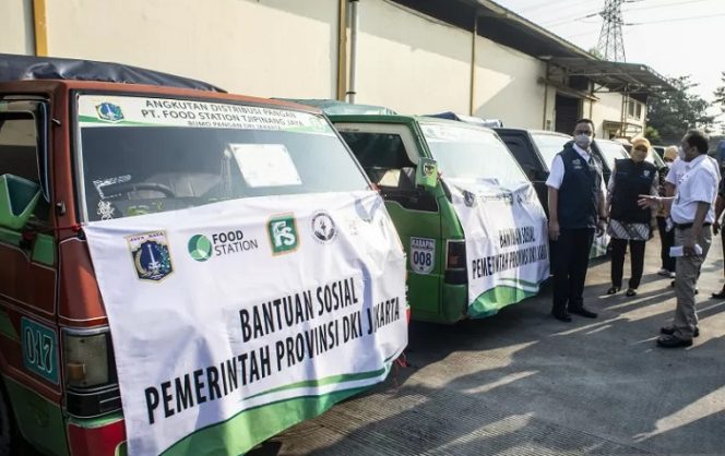 					Gubernur DKI Jakarta Anies Baswedan (kiri) meninjau proses penyaluran Bantuan Sosial Non Tunai (BSNT) berupa beras di Gudang Food Station Tjipinang Jaya, Jakarta, Kamis (29/7/2021). ANTARA FOTO/Aprillio Akbar/aww.