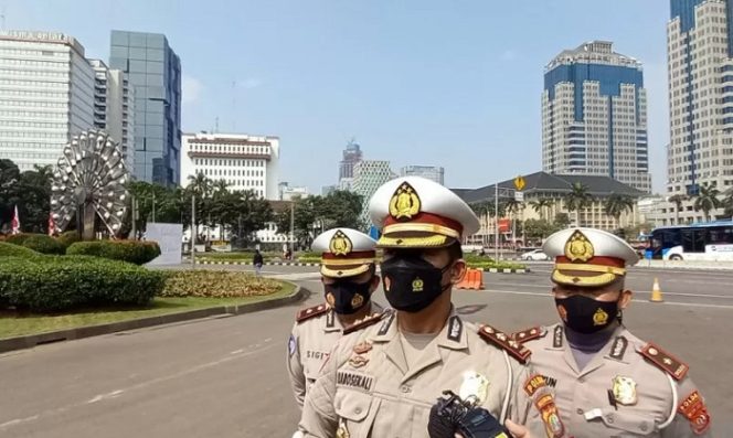 					Kabag Ops Ditlantas Polda Metro Jaya AKBP Polisi Karosekali di Patung Kuda, Medan Merdeka Barat, Jakarta Pusat, Sabtu (24/7/2021). (ANTARA/Walda)