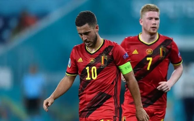 					Kapten tim nasional Belgia Eden Hazard (kiri) dan gelandang kreatif Kevin de Bruyne saat tampil menghadapi Finlandia dalam laga pemungkas Grup B Euro 2020 di Stadion Krestovsky, Saint Petersburg, Rusia, Senin (21/6/2021). ANTARA/REUTERS/POOL/Kirill Kudryatsev.