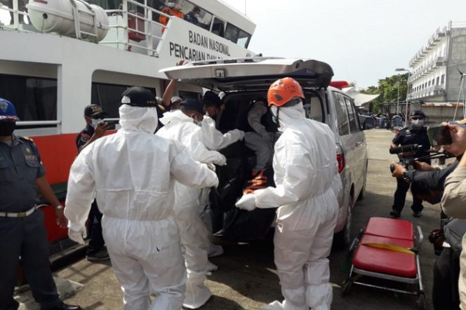 					Tim Basarnas Kalbar saat melakukan evakuasi dua jenazah di Posko SAR. (Foto ANTARA/ Slamet Ardiansyah)
