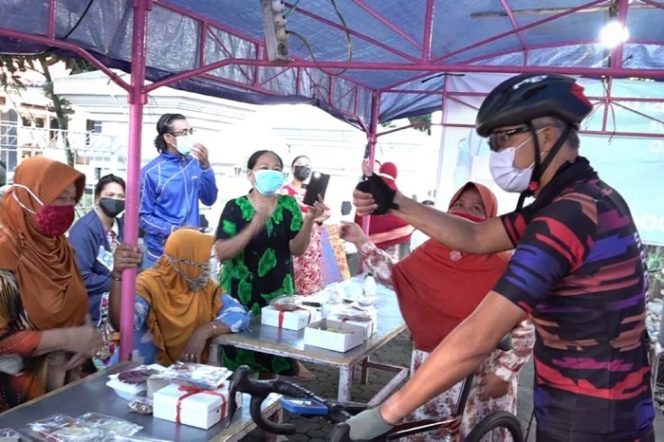 					Gubernur Jawa Tengah Ganjar Pranowo menemui pedagang kaki lima pada Minggu (25/7/2021) pagi.