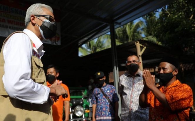 					Gubernur Jateng Ganjar Pranowo saat meninjau Jogo Tonggo di Desa Wirun, Kecamatan Kutoarjo, Purworejo, Kamis (1/7/2021).