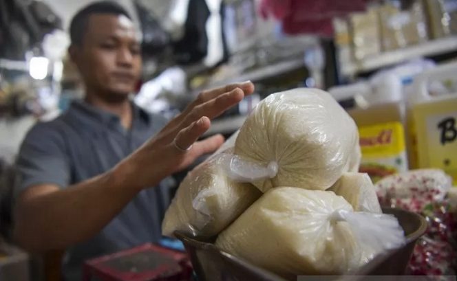 					Pedagang menimbang gula pasir yang sudah dikemas di Pasar Senen, Jakarta, Selasa (21/4/2020). ANTARA FOTO/Nova Wahyudi/wsj
