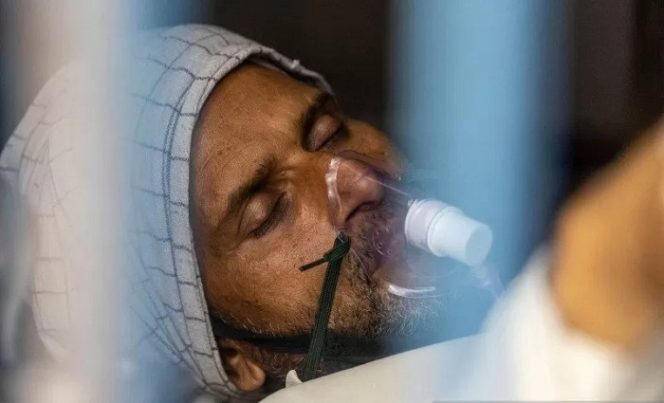 					Seorang pasien di dalam bangsal COVID-19 rumah sakit di distrik Bijnor, Uttar Pradesh, India, (11/5/2021). ANTARA FOTO/REUTERS/Danish Siddiqui/FOC/sa.