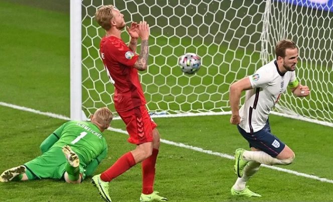 					Kapten tim nasional Inggris Harry Kane (kanan) melakukan selebrasi seusai mencetak gol ke gawang Denmark dalam babak tambahan waktu semifinal Euro 2020 di Stadion Wembley, London, Inggris, Rabu (7/7/2021) waktu setempat. ANTARA/REUTERS/POOL/Justin Tallis.