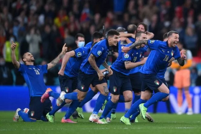 					Para pemain Italia merayakan keberhasilan mereka ke final EURO 2020 setelah menaklukkan Spanyol 4-2 (1-1) dalam semifinal di Stadion Wembley di London pada 6 Juli 2021. (Photo by Laurence Griffiths / POOL / AFP)
