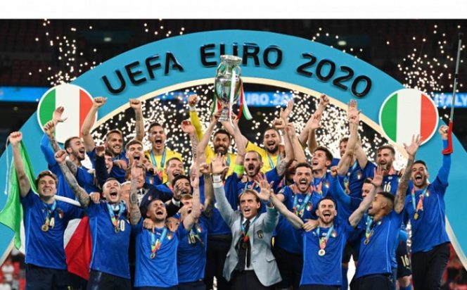 					Tim sepak bola Italia melakukan selebrasi setelah menjuarai Euro 2020, di Stadion Wembley, London, Inggris, Minggu (11/7/2021). Italia berhasil menjuarai Euro 2020 setelah mengalahkan Inggris di babak final lewat adu penalti setelah perpanjangan waktu skor 1-1 dan unggul di adu penalti 3-2. ANTARA FOTO/Pool-Reuters-Michael Regan/hp.