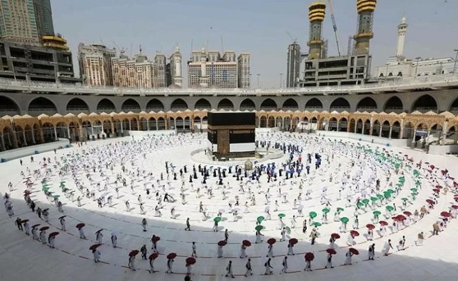 					Arsip foto - Ibadah haji tahunan untuk upacara haji dimulai pada 29/7/2020 di Kota Mekkah, Saudi, yang ditandai dengan pembatasan yang diberlakukan terkait pandemi virus corona di Makkah Al-Mukarramah dan Tempat Suci (Mekkah), Arab Saudi. (ANTARA/REUTERS/Saudi Ministry of Media via / La/pri.)