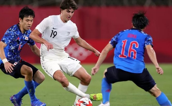 					Dua pemain Jepang Yuki Soma (kiri) dan Wataru Endo (Kanan) mencoba menghentikan pergerakan Matthew Garbett dalam pertandingan perempat final sepak bola Olimpiade Tokyo 2020 di Ibaraki Kashima Stadium, Jepang pada 31 Juli 2021. ANTARA/REUTERS/HENRY ROMERO