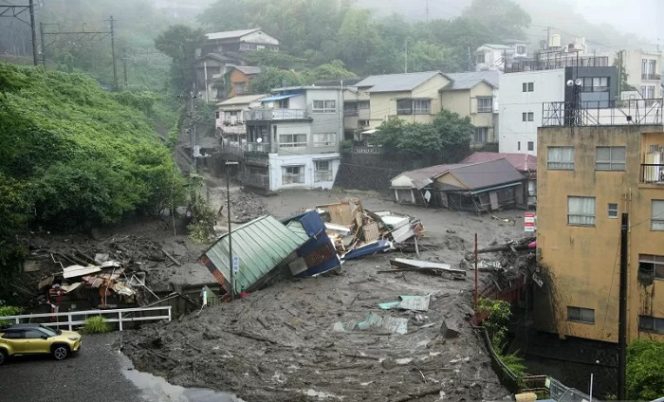 					Tanah longsor melanda kawasan Izusan, Atami, Jepang, Sabtu (3/7/2021). Kejadian itu diakibatkan oleh curah hujan tinggi di kawasan tersebut. ANTARA FOTO/ Kyodo/via REUTERS/foc.