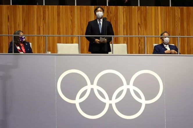					Kaisar Jepang Naruhito sambil tetap mengenakan masker berpidato dalam upacara pembukaan Olimpiade Tokyo 2002 di Stadion Olimpiade Tokyo, Jepang, 23 Juli 2021. (REUTERS/KAI PFAFFENBACH)
