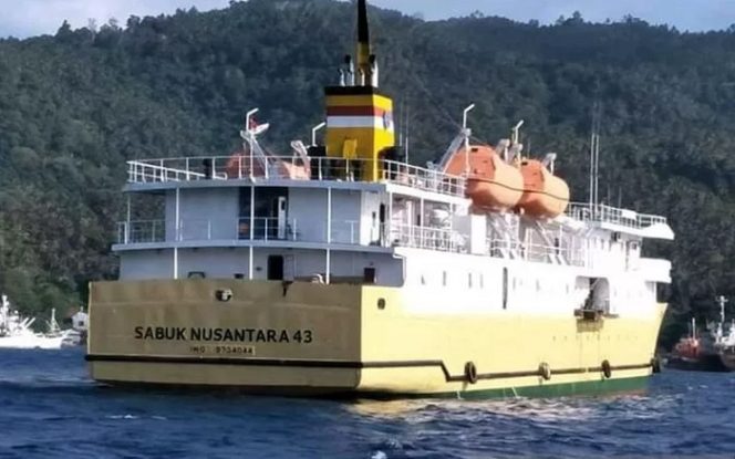 					Salah satu kapal perintis di Pelabuhan Ambon, Maluku. (ANTARA/John Soplanit)