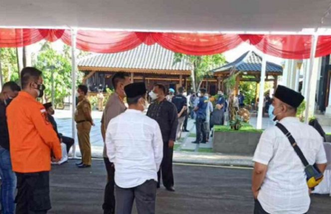 					Suasana di kediaman almarhum Bupati Bekasi Eka Supria Atmaja di Cikarang, Senin (12/7/2021). (FOTO ANTARA/Pradita Kurniawan Syah)
