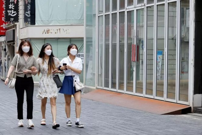 					Warga berjalan di kawasan perbelanjaan di tengah pandemi COVID-19 di Seoul, Korea Selatan, 9 Juli 2021. (ANTARA/REUTERS/Heo Ran)