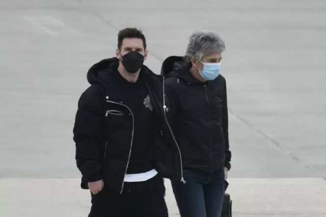 					Pemain Argentina Lionel Messi (kiri) dan ayahnya Jorge Messi tiba di bandara Islas Malvinas di Rosario, Provinsi Santa Fe, Argentina, pada 13 Juli 2021, setelah mendapatkan visa dari Kedube AS guna pergi Miami untuk liburan. (Photo by STR / AFP) (AFP/STR)