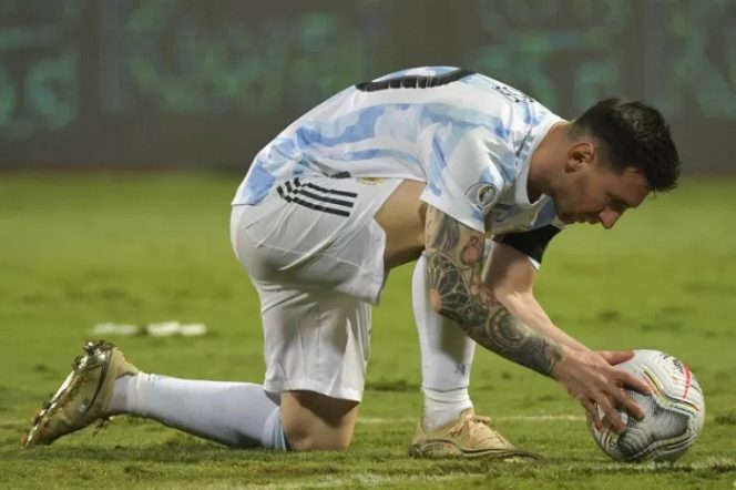 					Pemain Argentina Lionel Messi bersiap untuk menendang dalam perempatfinal turnamen sepakbola Conmebol 2021 Copa America antara Argentina dan Ekuador di Olympic Stadium di Goiania, Brazil, 3 Juli 2021. ANTARA/AFP/Nelson Almedia.