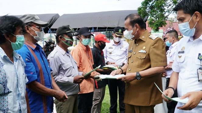 					Hadiri Pesta Panen, Bupati Luwu Serahkan Sertifikat Tanah 2.204 Persil