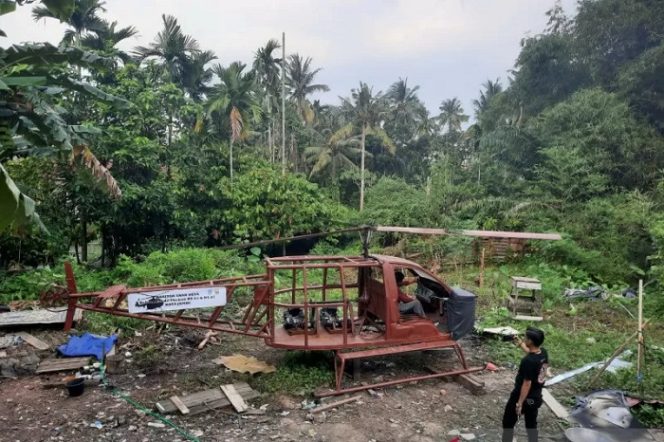 					Usman Jalil (65) putra Jambi yang berhasil merakit dan membuat helikopter dari bahan bekas dan mesin sepeda motor metik.(ANTARA/nanang mairiadi)